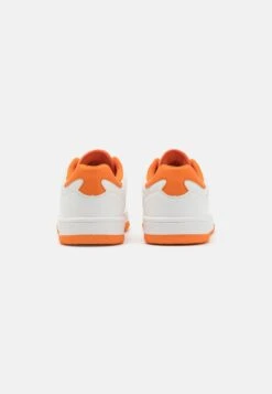 Baskets Basses - White/Orange -Chaussure Boutique b768a6b6e70c4437b497c334a5073b87