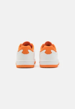 Baskets Basses - White/Orange 9 Baskets Basses - White/Orange -Chaussure Boutique b768a6b6e70c4437b497c334a5073b87 scaled