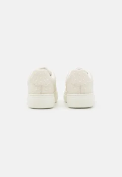 Baskets Basses - Off-White 9 Baskets Basses - Off-White -Chaussure Boutique d3b67d0bf0f5472984c10fecfec1cafd scaled